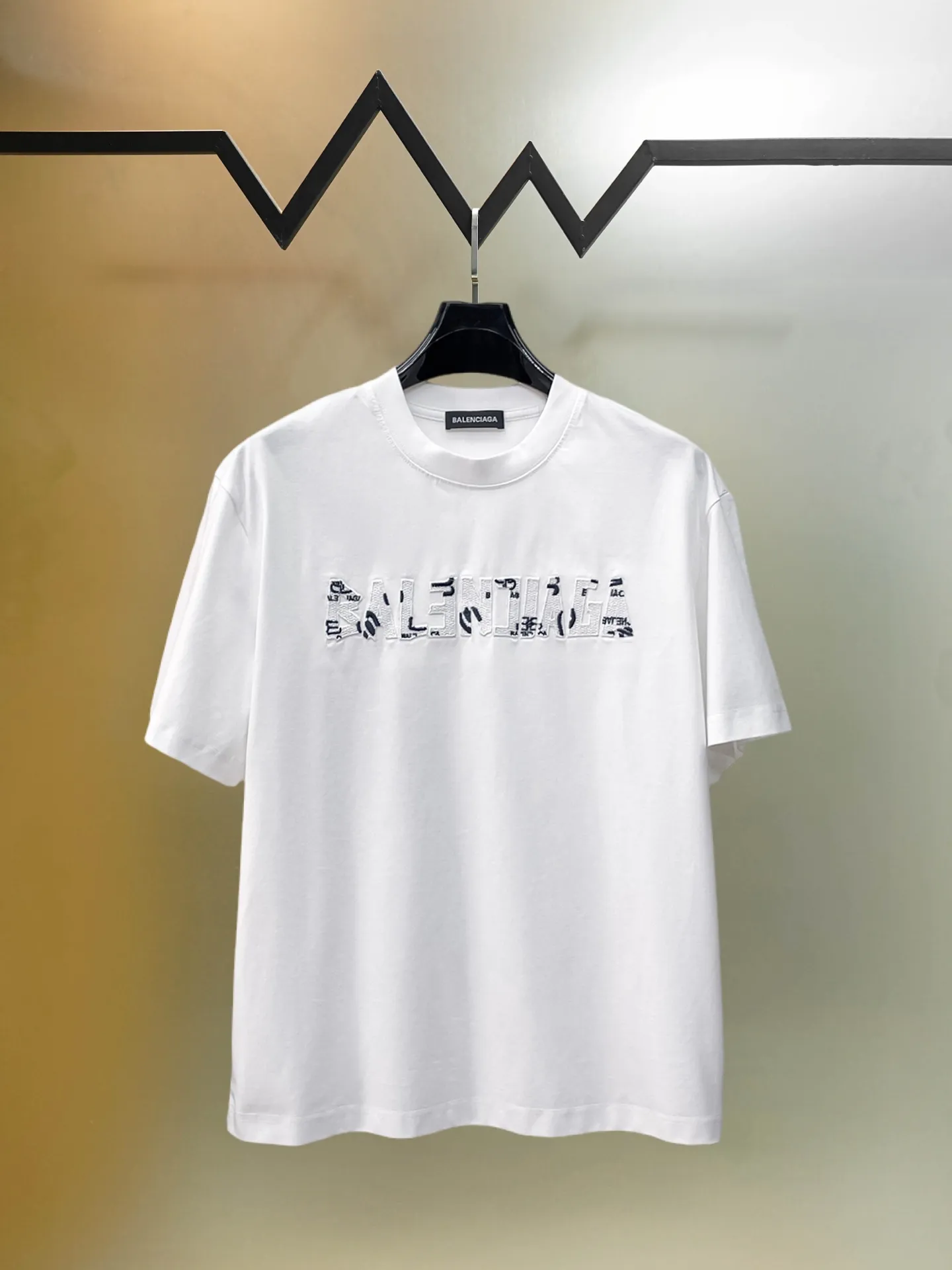 Balenciaga's high-end top-quality products 🐮2026 Spring and Summer New Arrival first counter, the latest New Arrival short-sleeved round neck T-shirt, Premium customized design, avant-garde and fashionable! Brand logo heavy craftsmanship design Premium customized 260g fabric. Soft to the touch. Comfortable to wear. Counter-level exquisite stitching. Fine workmanship. The upper body effect is incomparably handsome! A must-have item for men and women with the same style! Sizes: S~XXL When placing an order, please state your height and weight. The maximum wearing size is 210 pounds (one size larger)